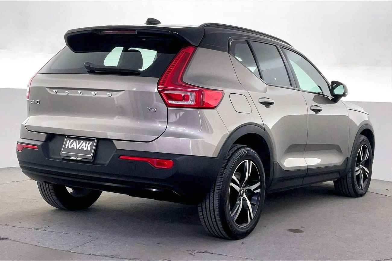 فولفو XC 40 T4 R Design | National Day Celebration | شامل الضمان | 0 ﺪﻔﻋﺓ ﺃﻮﻟﻯ