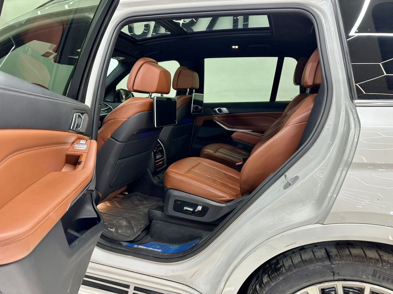 BMW X7 40i Pure Excellence 3.0L AED 3,427 / Monthly l 0% Down Payment l Masterclass Captain Seats l 1 Year