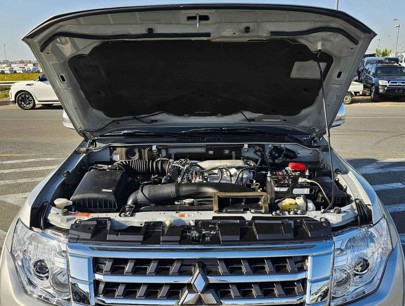 ميتسوبيشي باجيرو /GLS 3.5/ 4WD/ DVD CAMERA/ LOW MILEAGE/861 MONTHLY/LOT#700160