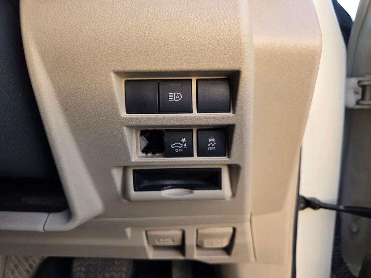 تويوتا لاند كروزر diesel 3.3 liter right hand drive in side beige sunroof leather seats