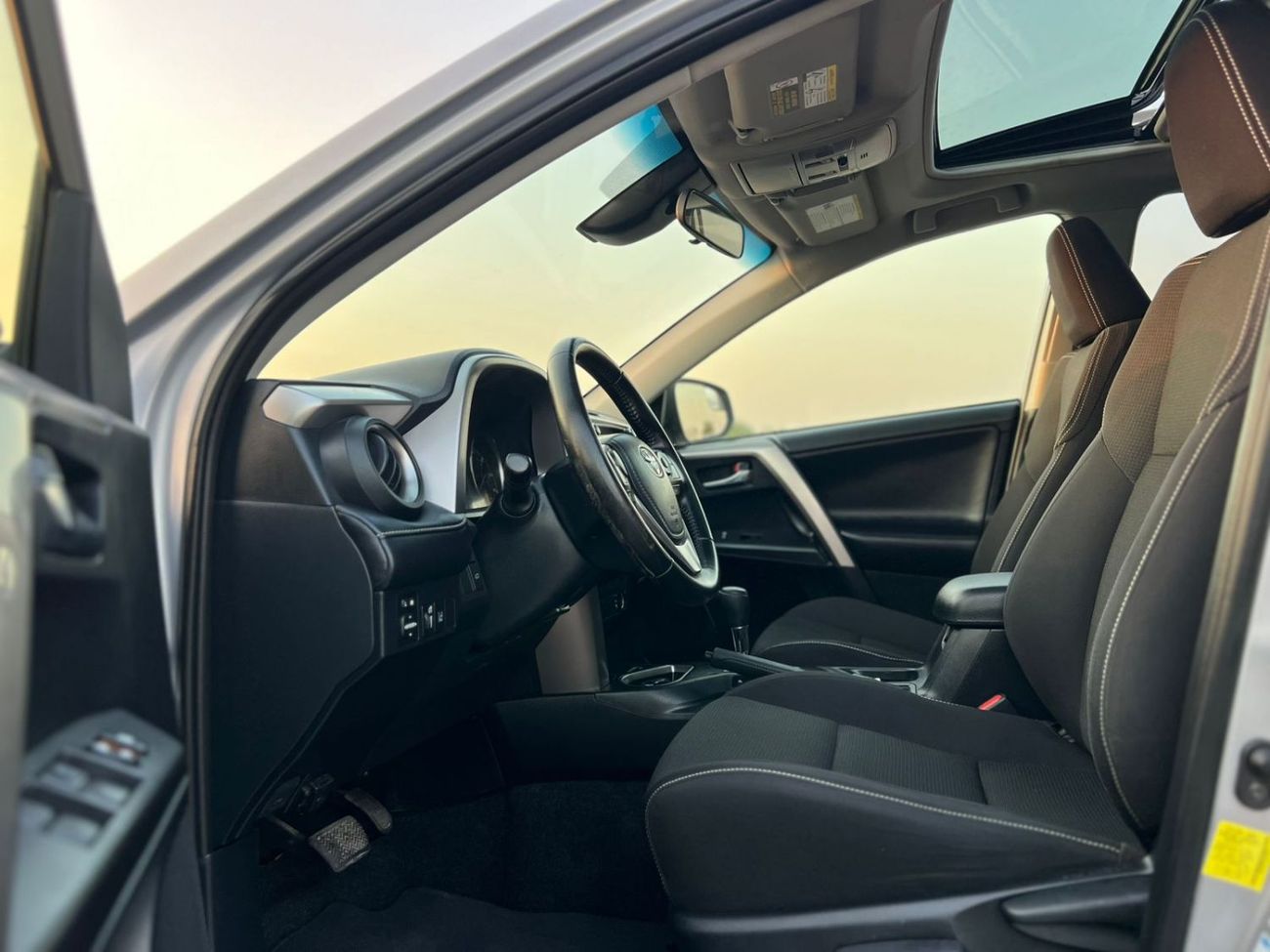 Toyota RAV4 2018 Toyota RAV4 Hybrid XLE – Full Option – 2.5L V4 – AWD 4x4 – Sunroof –