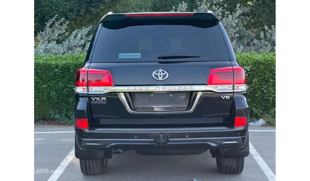 Toyota Land Cruiser VXR Black edition
