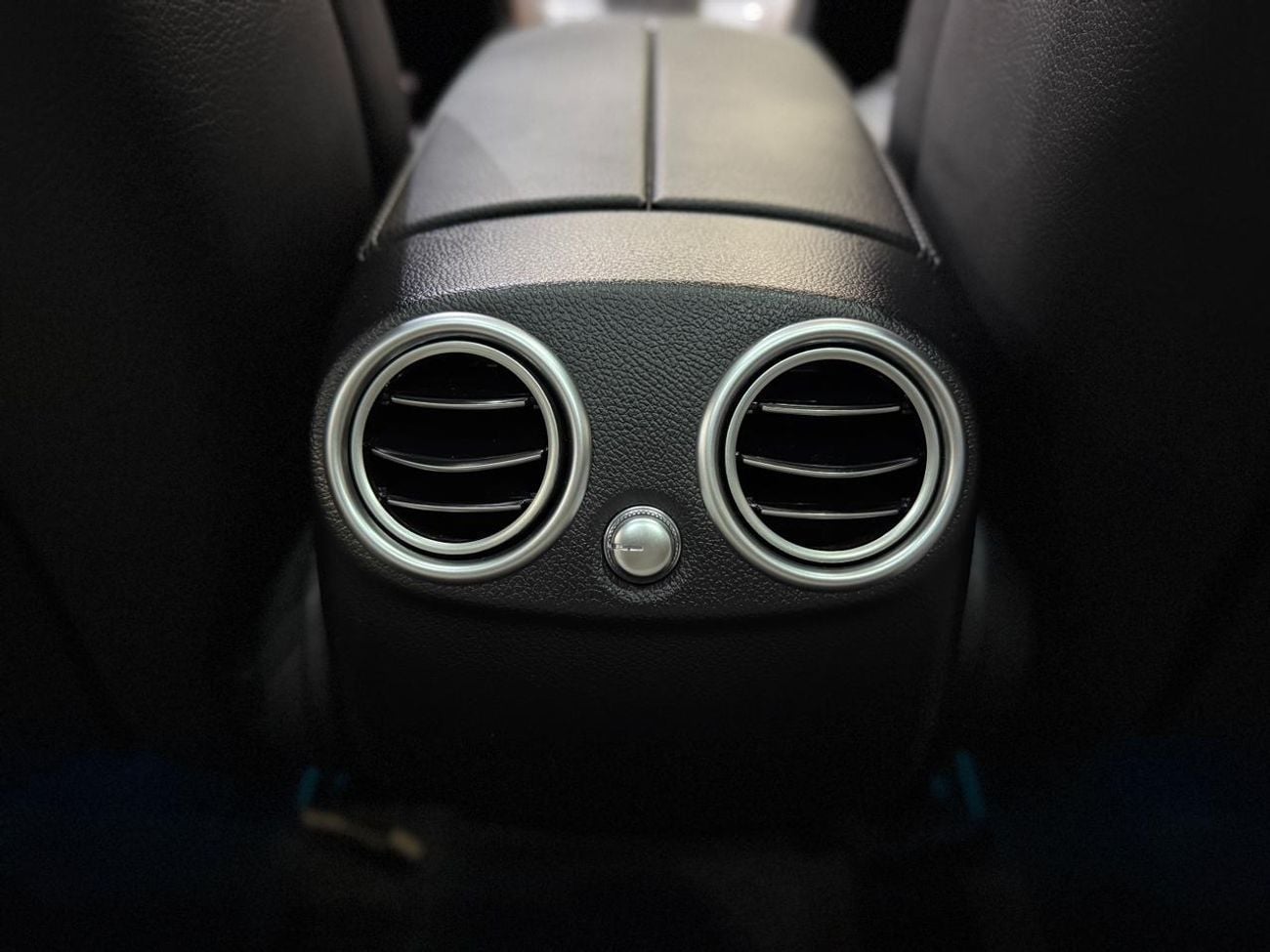 مرسيدس بنز GLC 300 4MATIC 2.0L