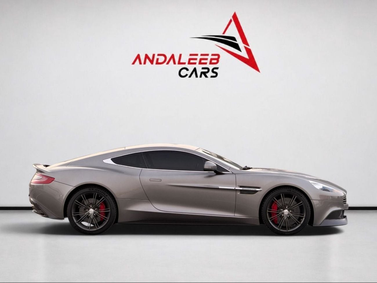 Aston Martin Vanquish STD RARE FULL CARBON SPEC | GCC CAR | V12 ENGINE | 2014