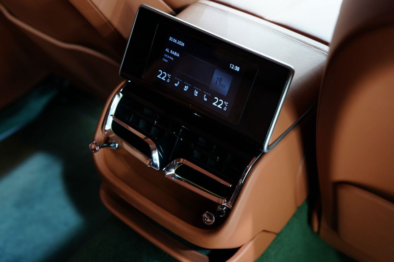 Bentley Flying Spur 2022 Bentley Flying Spur V8, Mulliner Driving Specs, Rare Green, Rear Touchscreen!!