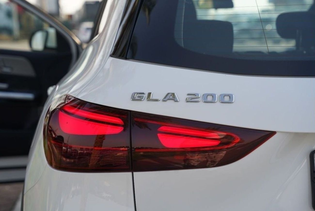 مرسيدس بنز GLA 200 2025 Mercedes-Benz Gla200 1.3 L with 360 Camera and ambient lighting