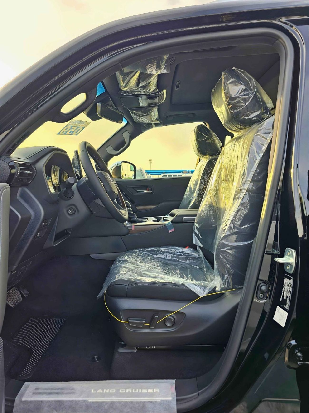 تويوتا لاند كروزر VX HYBRID / 3.5L V6 PETROL / RADAR / BIG DVD / JBL SPKRS / COOL BOX / LETAHER WITH MEMORY SEATS (COD