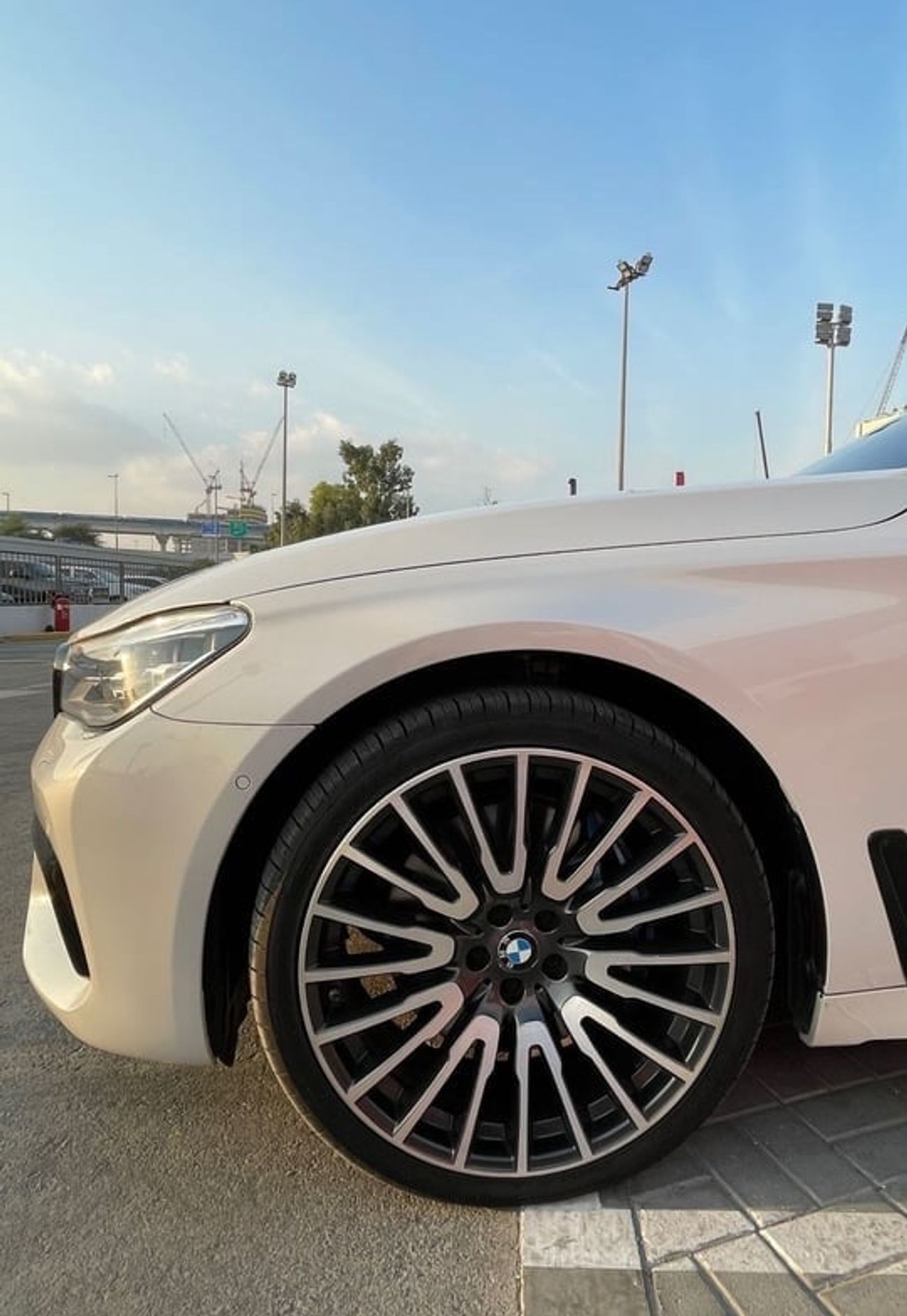 بي أم دبليو 750Li Luxury 4.4L (523 HP)
