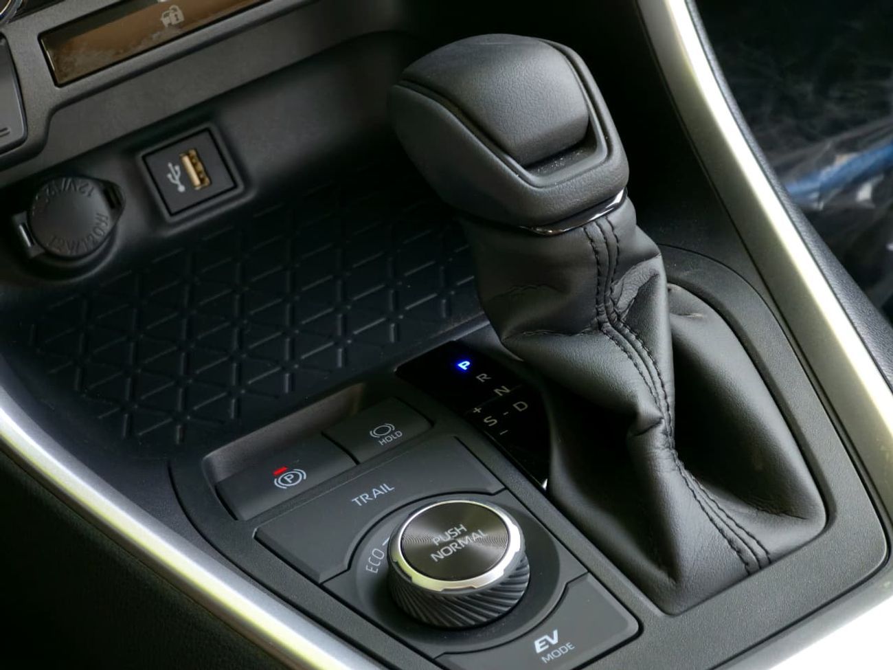 تويوتا راف ٤ TOYOTA RAV4 2.5 HYBRID - XLE - G - MID OPTIONS - 2025 MODEL - WHITE INSIDE BEIGE - OMANI