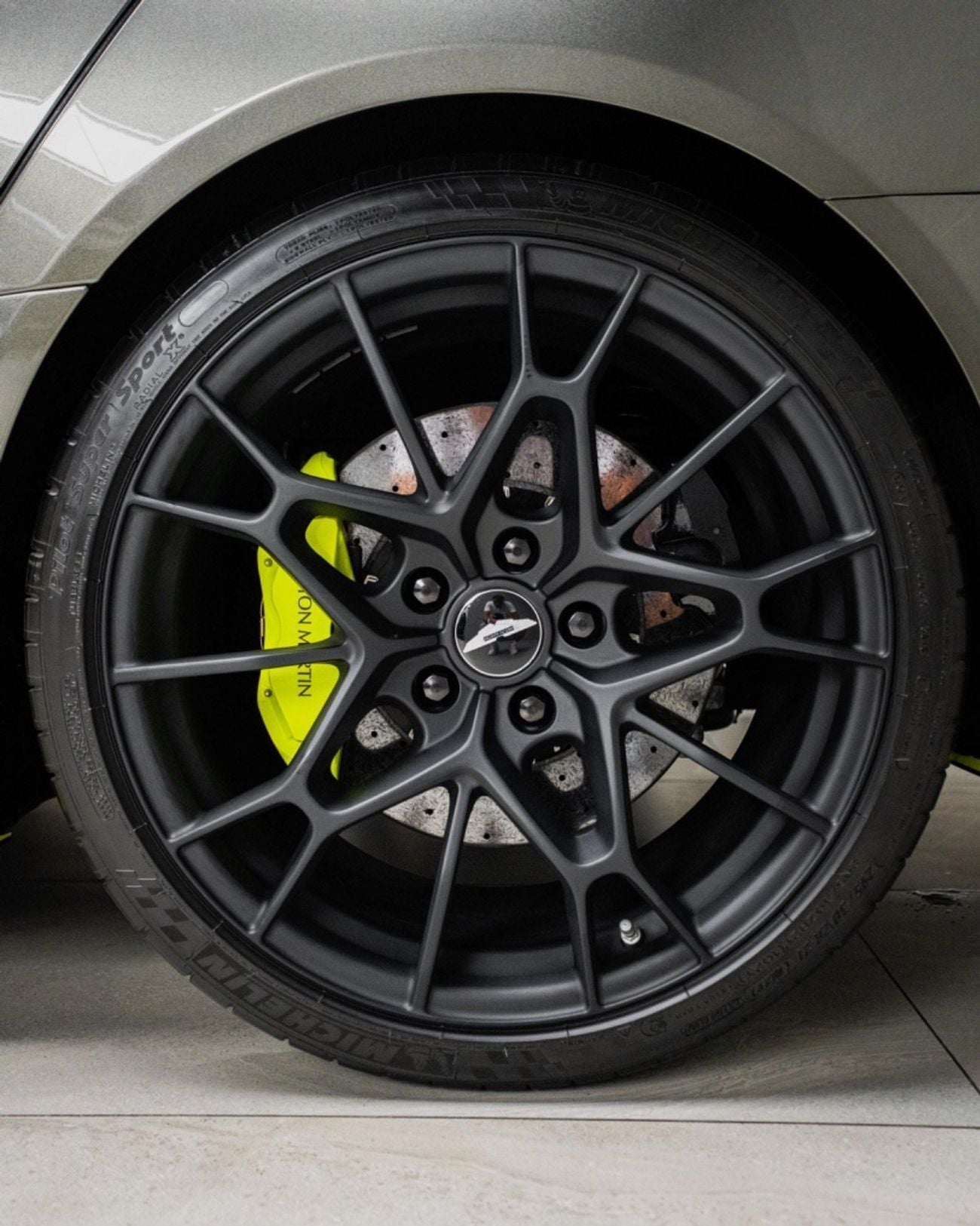 أستون مارتن DB11 AMR 5.2L