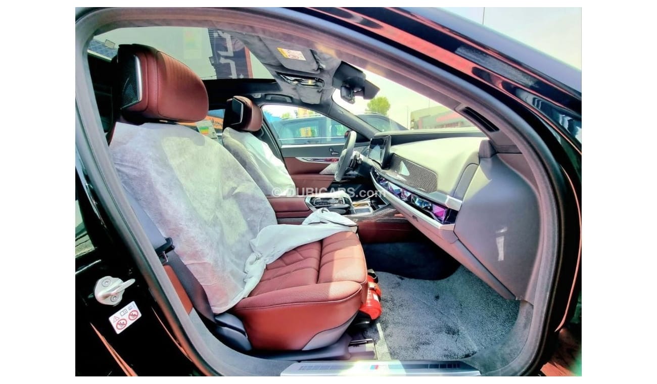 بي أم دبليو 760Li i xDrive 5 Years W&S  M Sport 2023 GCC