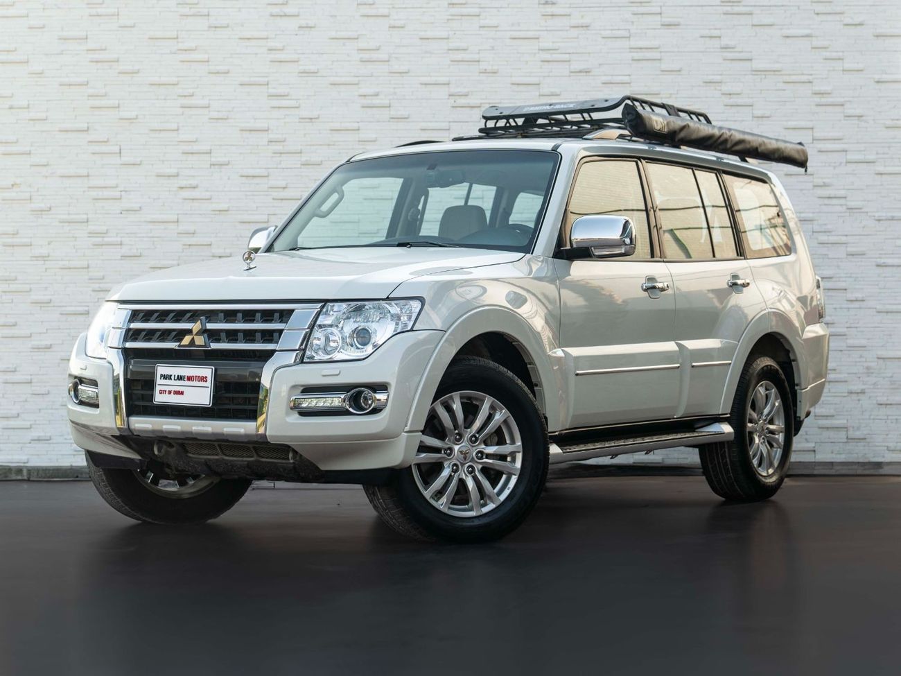 ميتسوبيشي باجيرو AED 1,415 PM • 3.8L PAJERO GLS TOP • ONLY 60,000 KMS • GOLD EMBLEM PACKAGE WITH RHINO ROOF-RACK
