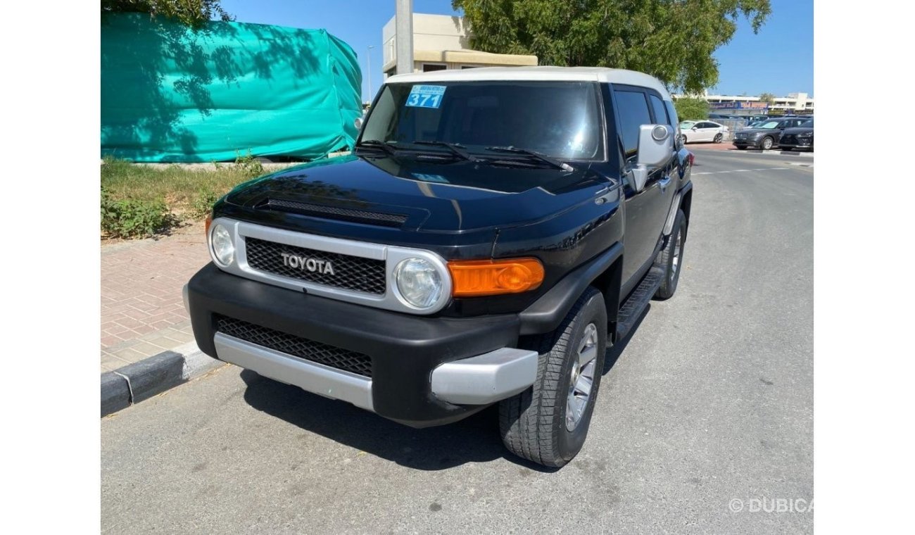 Toyota FJ Cruiser Std The Toyota FJ Cruiser offers the trappings of a mainstream SUV at a luxury-SUV price but remains
