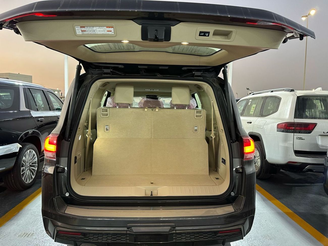 تويوتا لاند كروزر GXR3 3.5L FULL WITH JBL AND BIG KIT