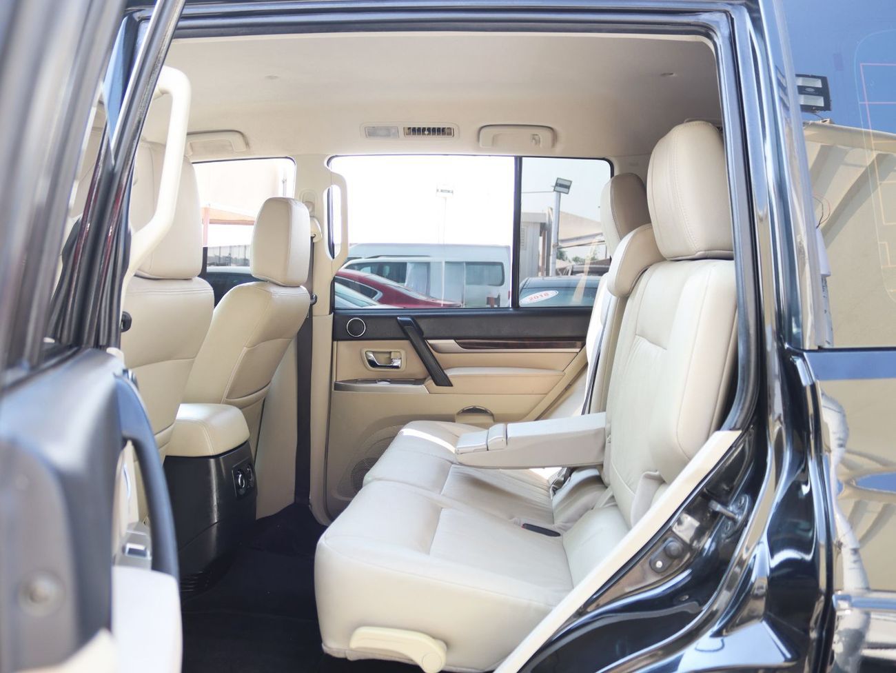 Mitsubishi Pajero GLS 3.8L Mitsubishi Pajero 2020 -GCC- Accident-free -7seats - 3.8L-V6 - KM 92000 - In excellent cond