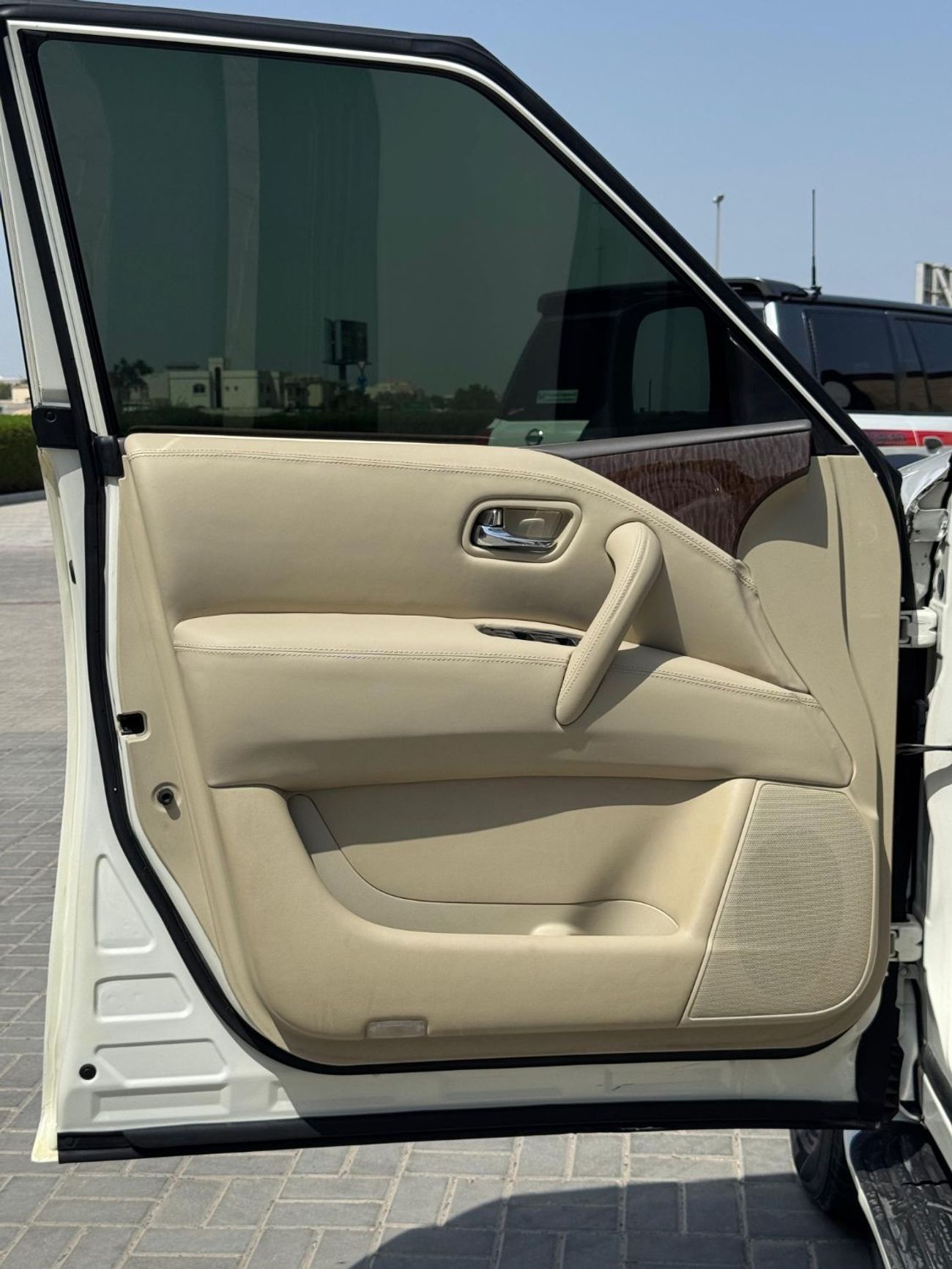 نيسان باترول Nissan patrol 2010 V8 big engine Gcc Full options