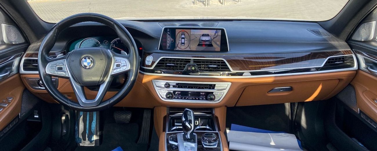 بي أم دبليو 750Li xDrive 4.4L (523 HP)