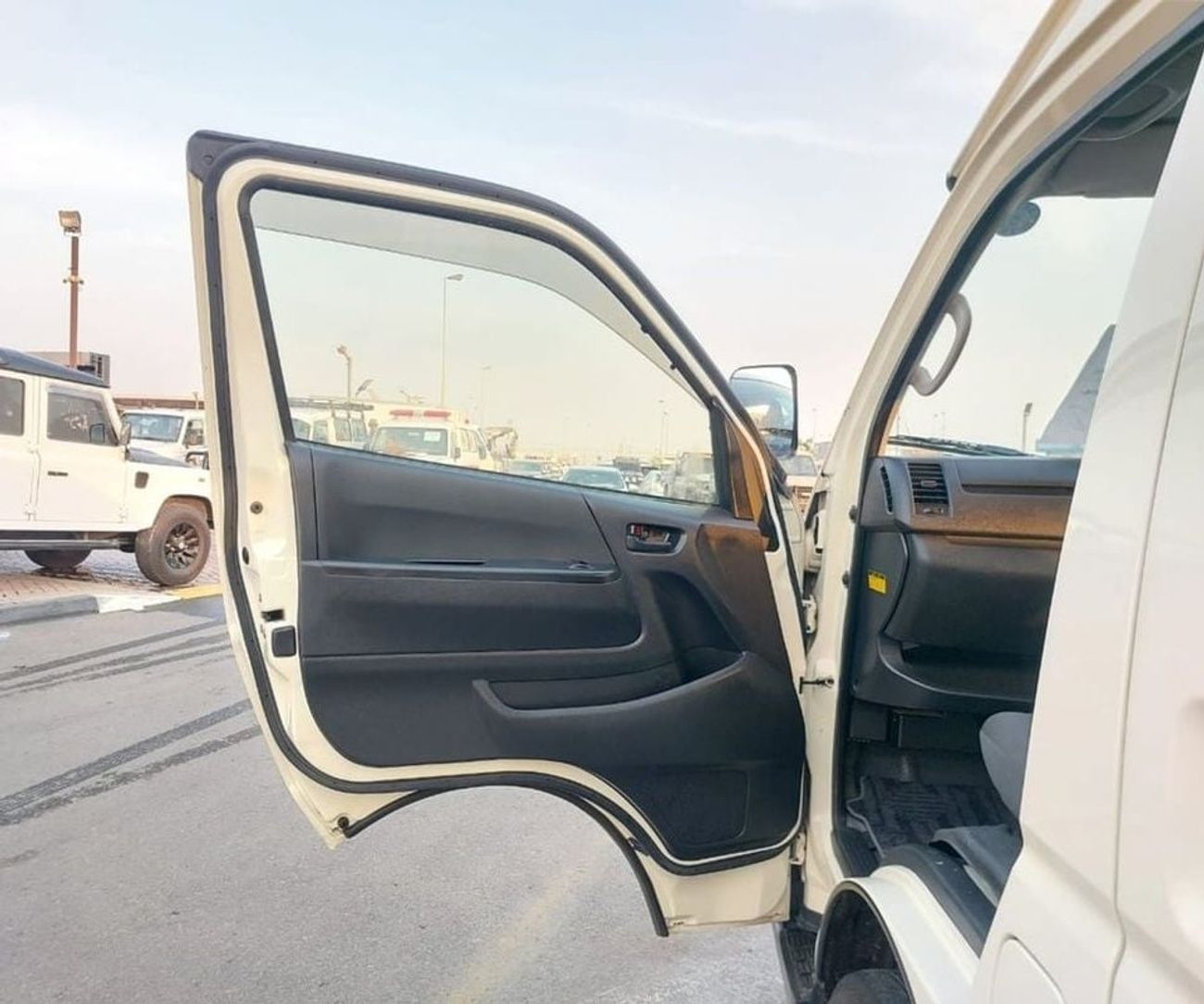 تويوتا هاياس TOYOTA HIACE COMMUTER VAN RHD 2014 MODEL 2.7 L PETROL AUTOMATIC(PM06274)