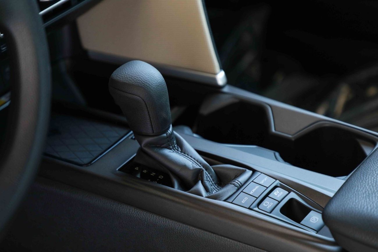 تويوتا كامري 2025 TOYOTA CAMRY LE 2.5 Hybrid - SILVER METALLIC inside BEIGE | Export Only