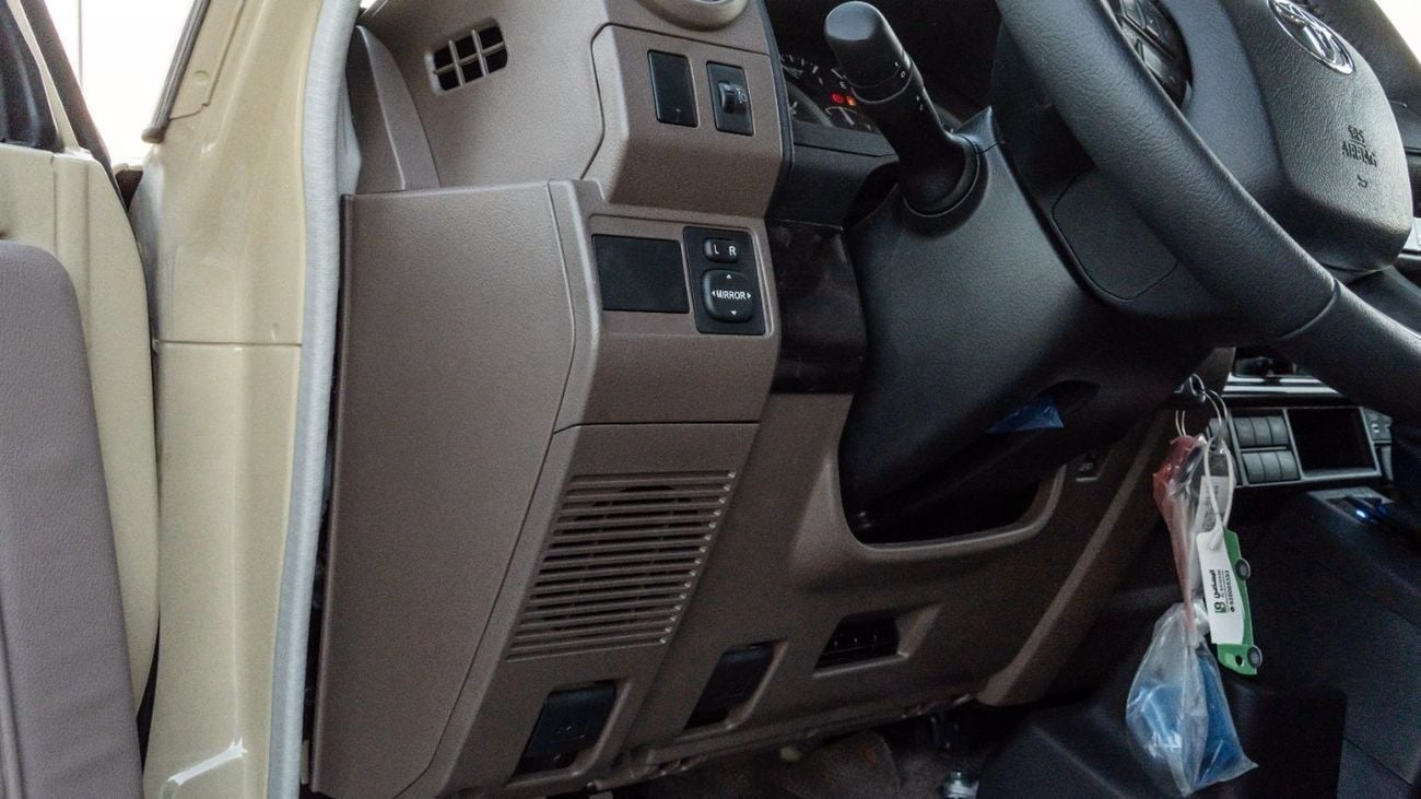 تويوتا لاند كروزر 70 HT VXR 2026 Toyota Land Cruiser LC76 4.0L AT Petrol (Beige-Brown) Basic