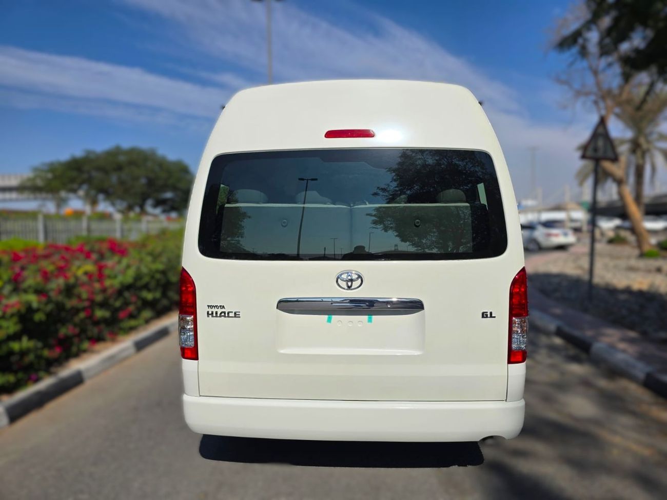 تويوتا هاياس Hiace 2.5L High Roof Diesel GL 2.5L 15-passenger