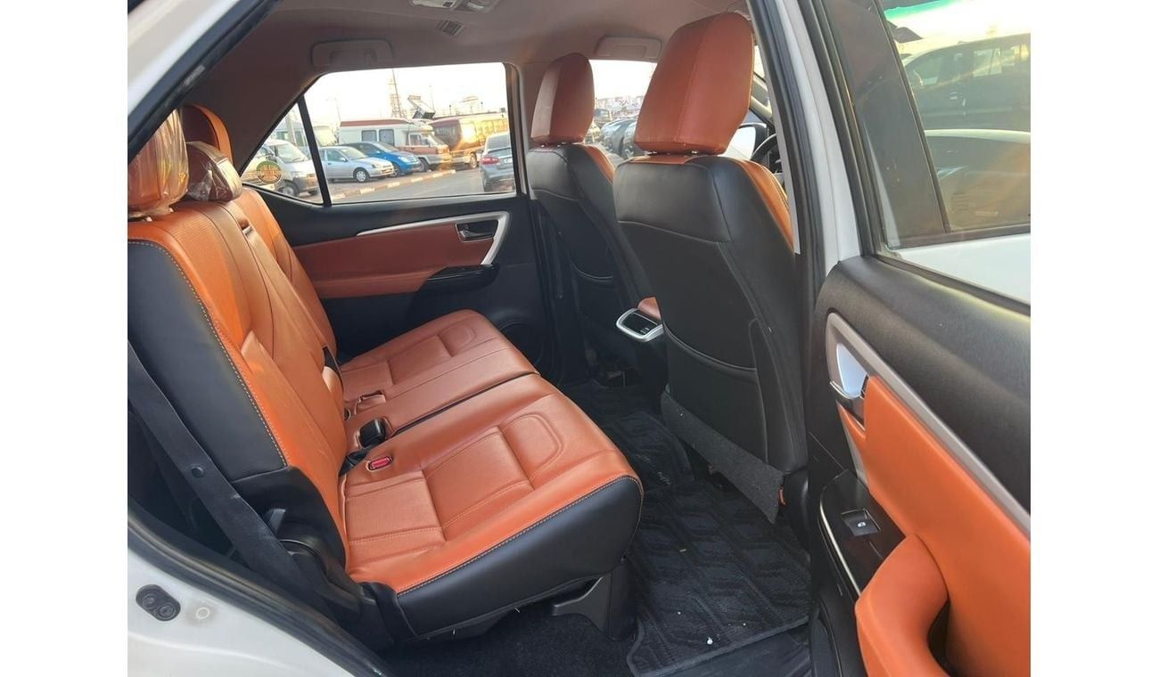 Toyota Fortuner 2017 TOYOTA FORTUNER GXR V6 4X4  FULL OPTION - PUSH START - LEATHER SEATS - REAR CAM - STEERING GEAR