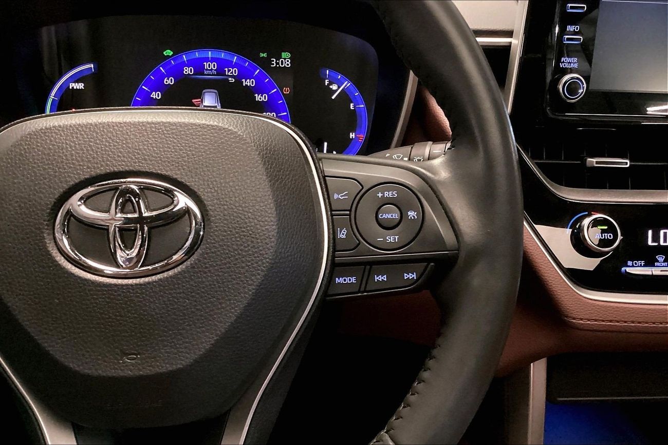 تويوتا كورولا كروس GLI | National Day Celebration | شامل الضمان | 0 ﺪﻔﻋﺓ ﺃﻮﻟﻯ