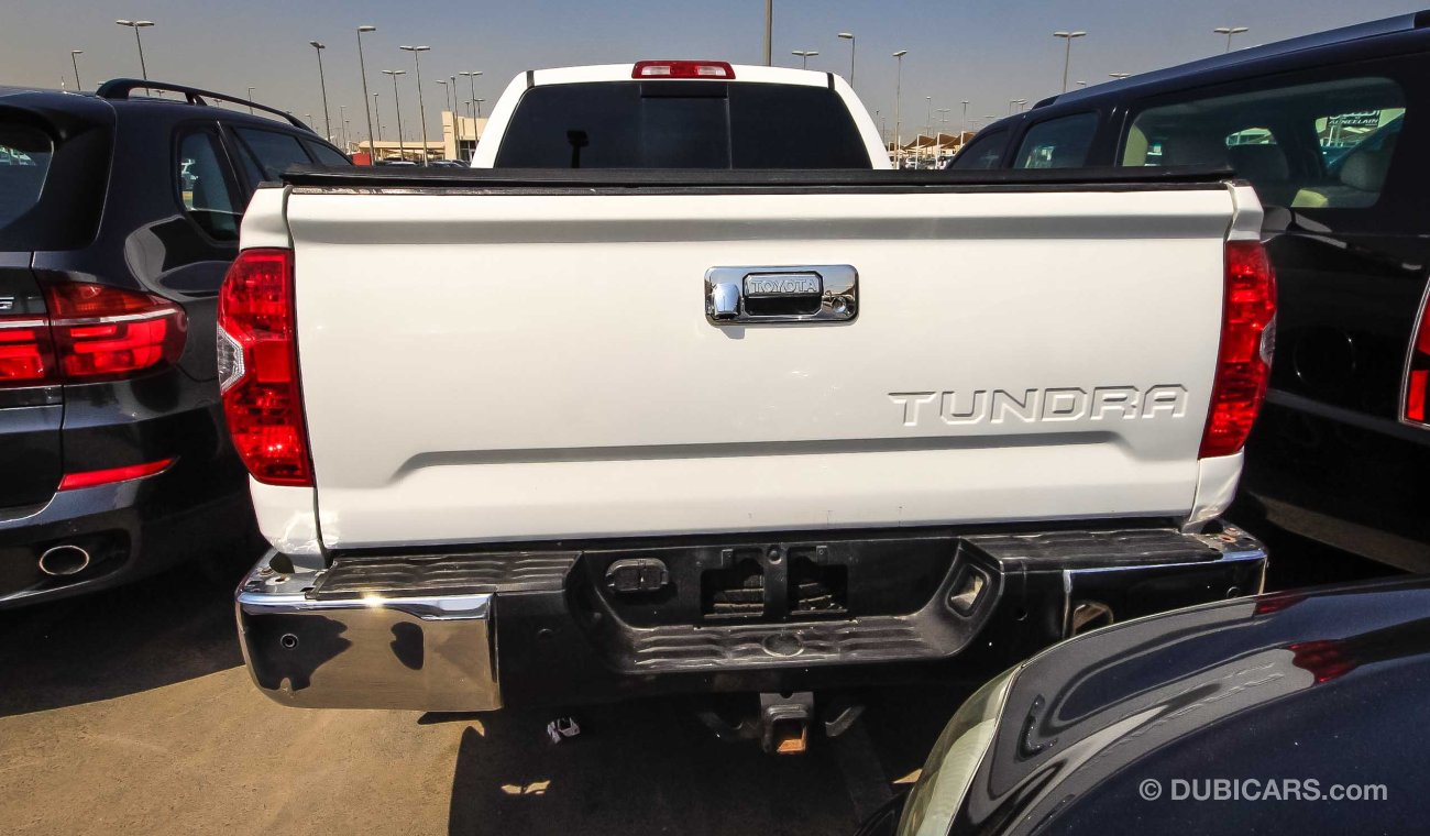 Toyota Tundra 5.7 L V8 SR5 TRD