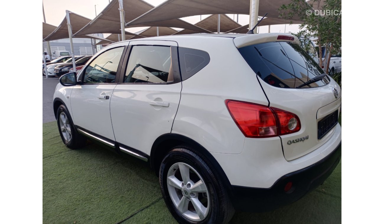 Nissan Qashqai Gulf model 2008, white color, Forel alloy wheels, sensors, in excellent condition