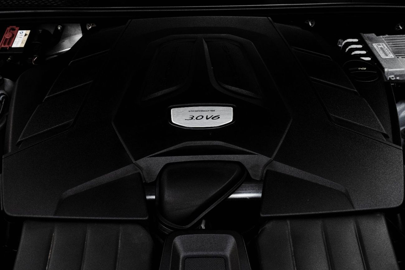 Porsche Cayenne 5,484 P.M | 0% Downpayment | CAYENNE PLATINUM | LOW MILEAGE!