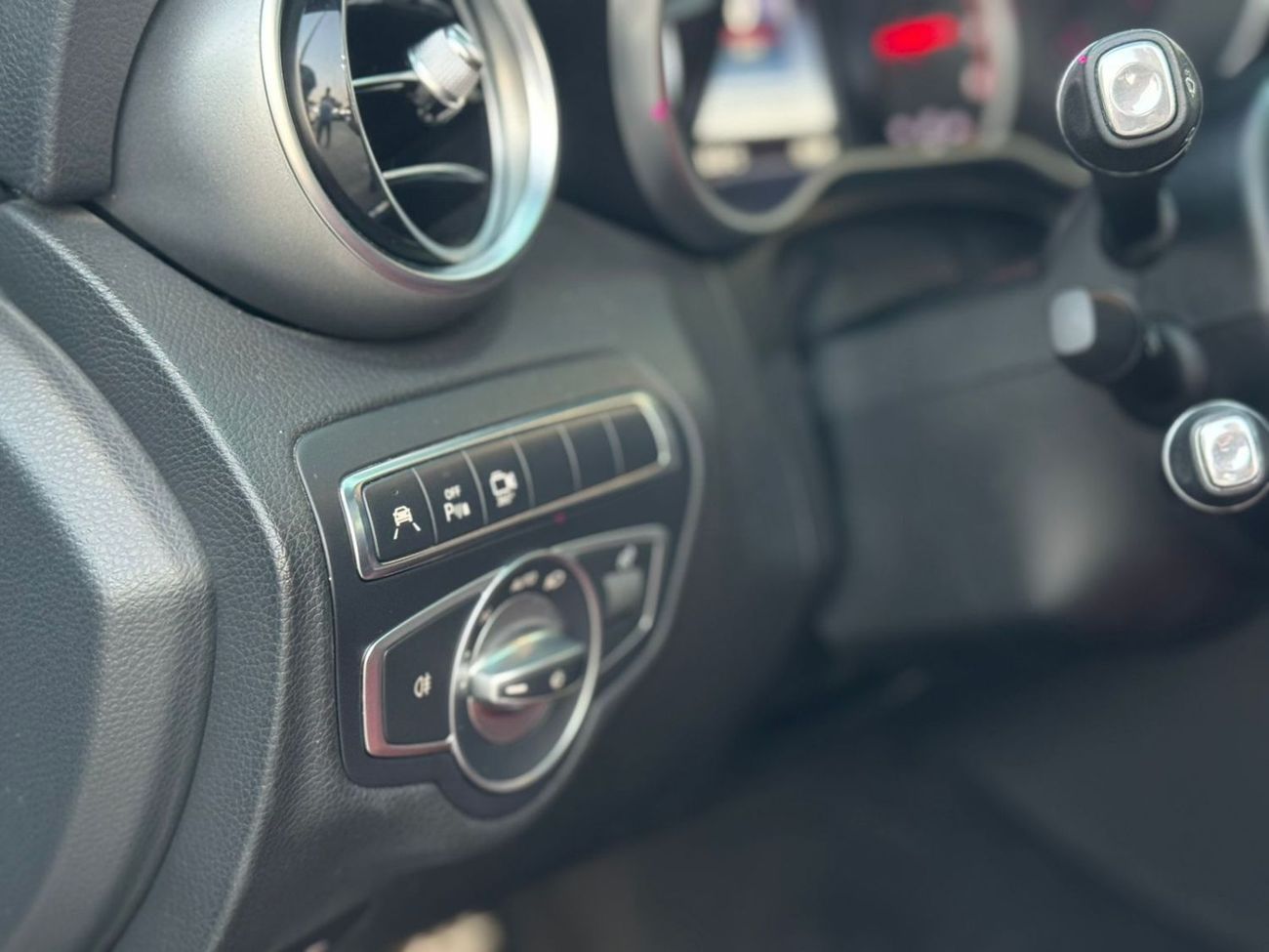 مرسيدس بنز C 200 كوبيه FULL OPTION 4V GCC