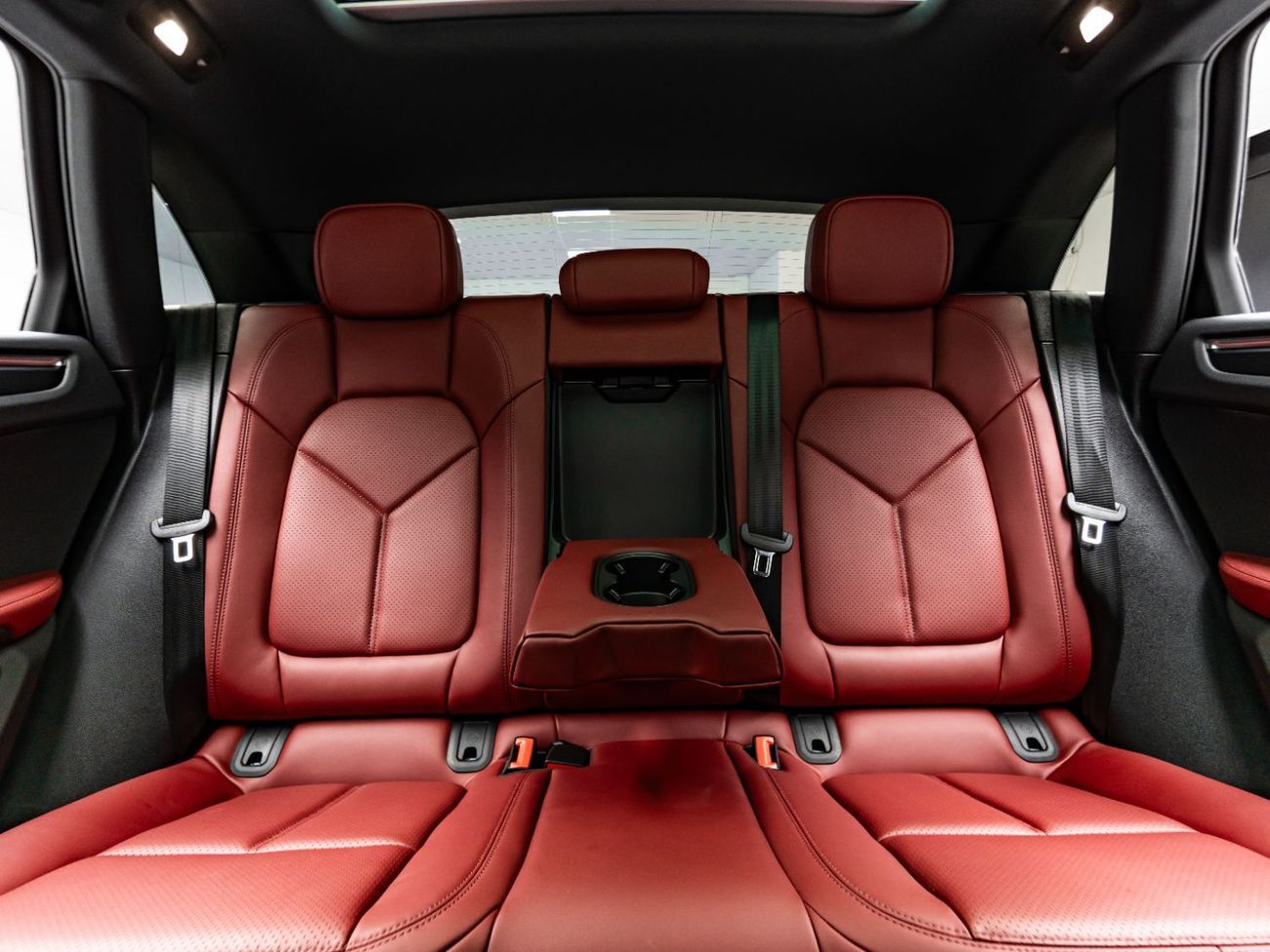 بورش ماكان Base