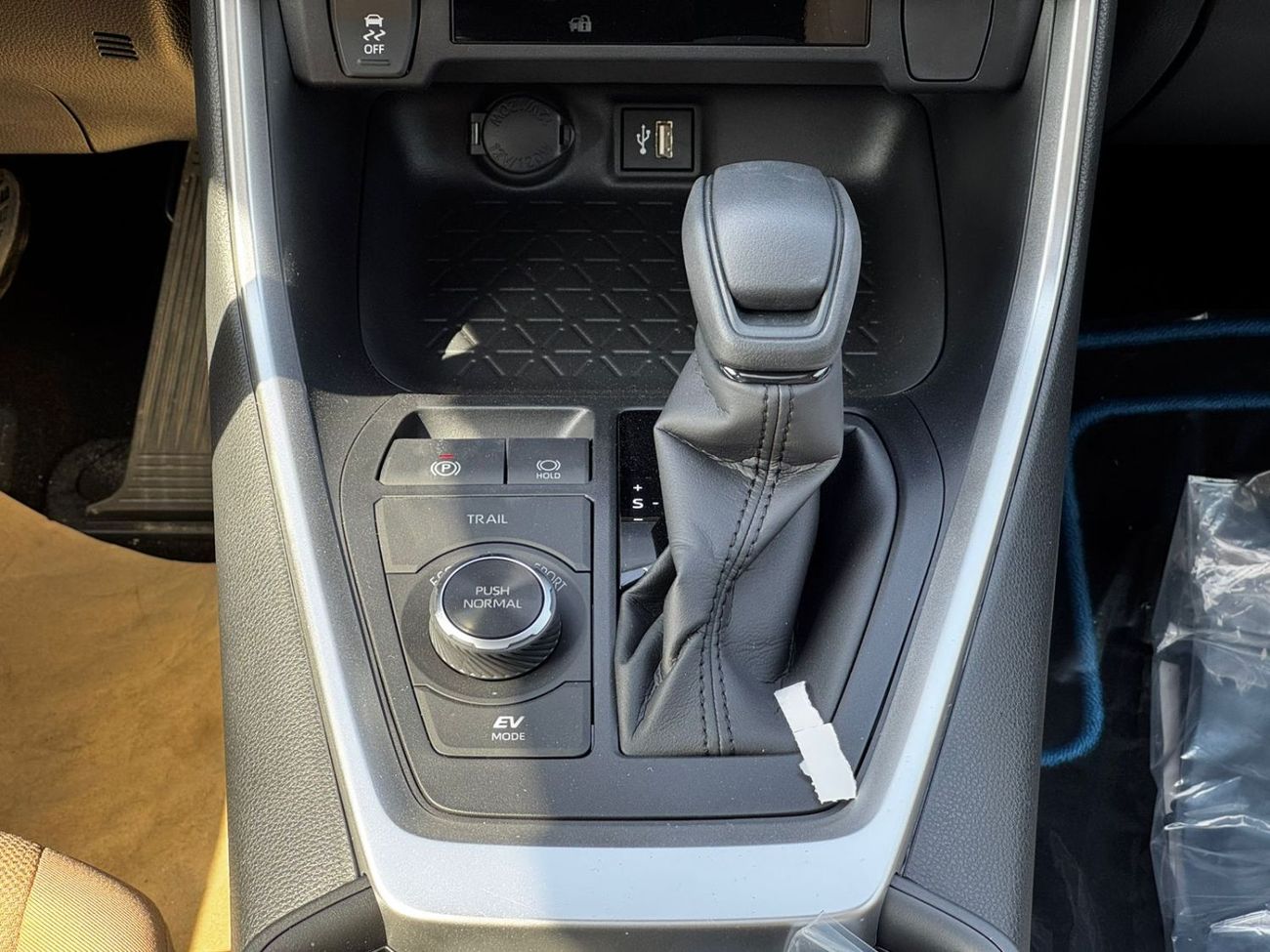 Toyota RAV4 2025 TOYOTA RAV 4 2.5L HYBRID SUNROOF FABRIC SEATS GCC SPEC MID OPTION