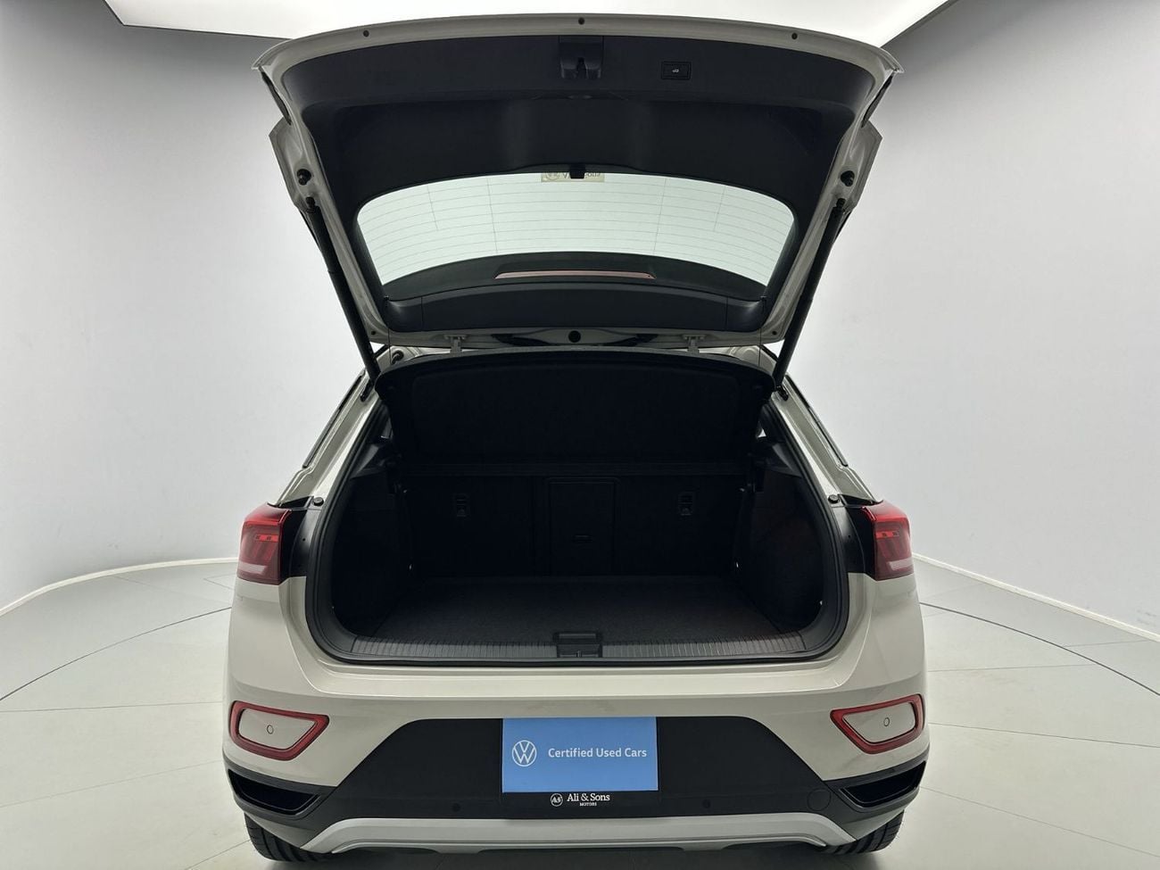 فولكس واجن T ROC T-Roc Style without Sunroof w/ Black Style 1.4L (Ref#34595) / 27,100 AED SAVINGS from New Car