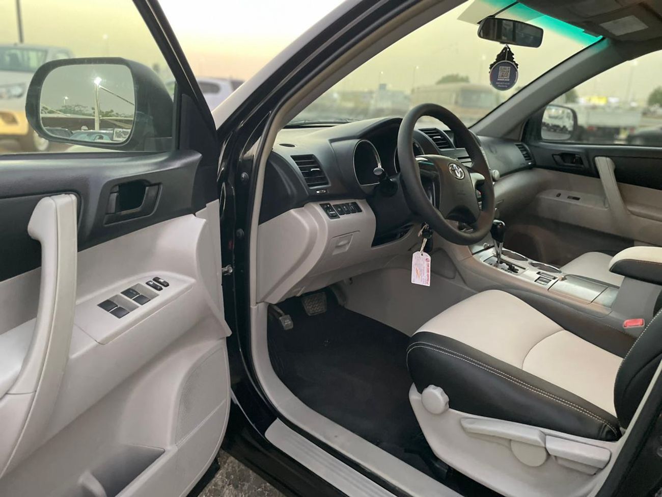 Toyota Highlander 2012 Toyota Highlander 4x4 - 3.5L V6 MidOption+ 7 Leather Seats Great Condition -