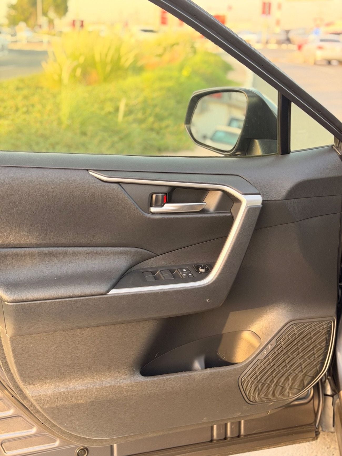 تويوتا راف ٤ XLE 4x4 Drive Full option/ sunroof, push start