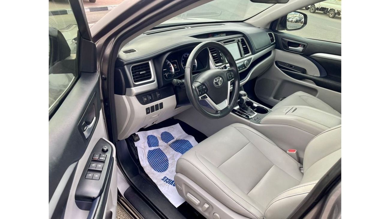 تويوتا هايلاندر 2017 Toyota Highlander XLE 3.5L V6 Full Option - 7 Leather Seats - Trunk Auto - 39,000 Mileage