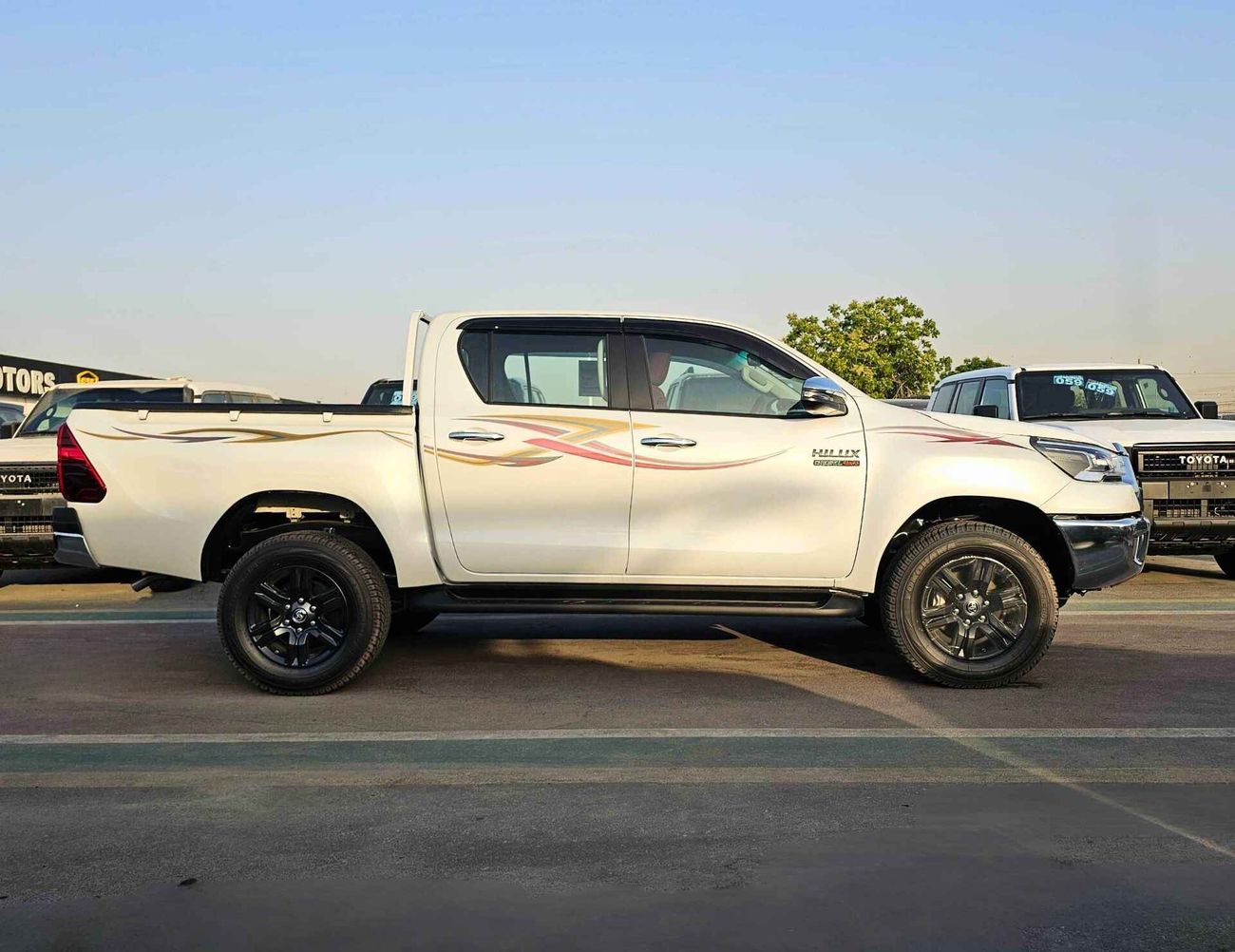 Toyota Hilux SR5 FULL OPTION / A/T / 2.4L V4 DIESEL / DVD + CAMERA / BLIND SPOT / 4WD (CODE # HDAF2)
