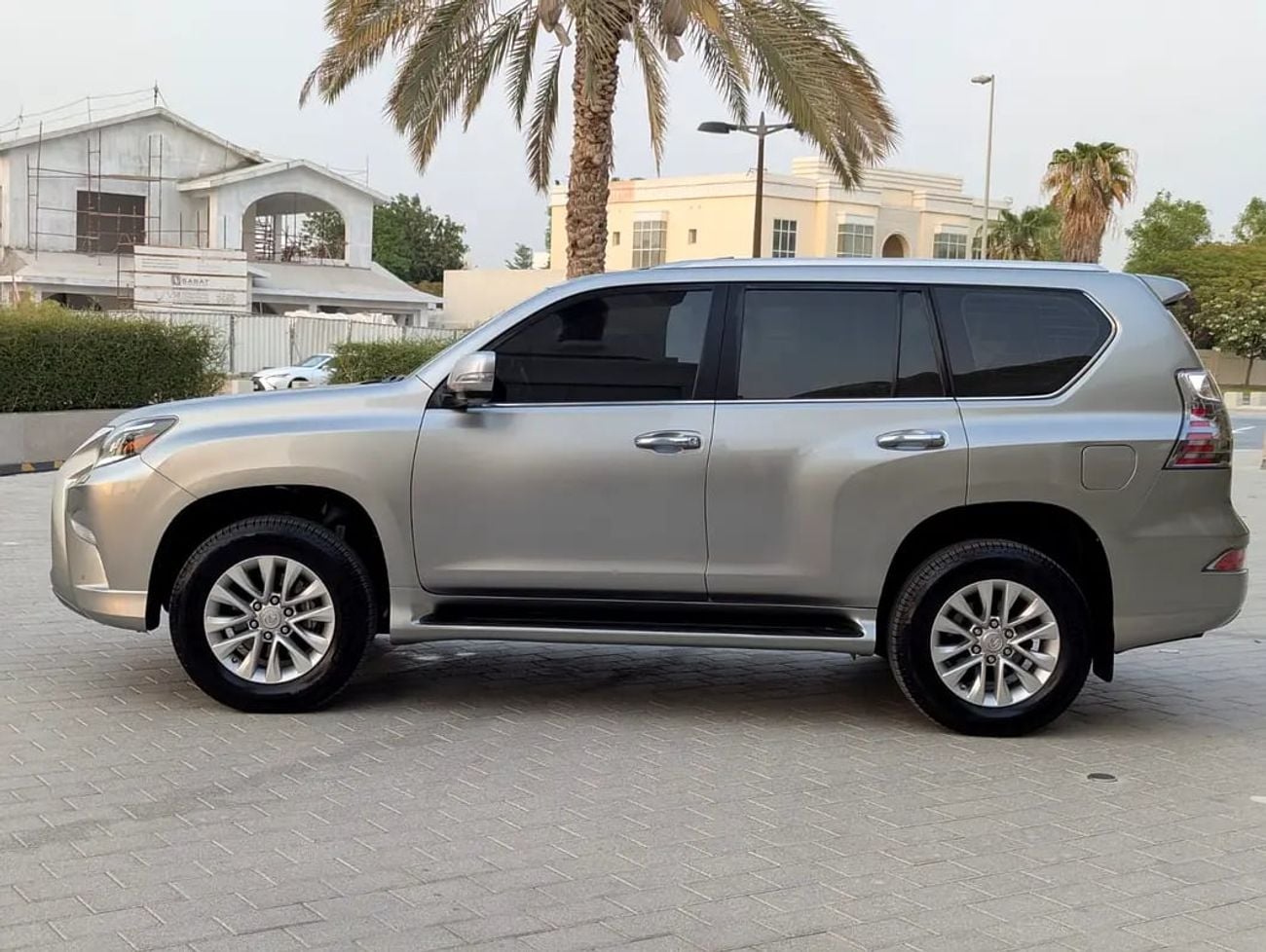 لكزس GX 460 PLATINUM Full Option GCC specs Excellent Condition