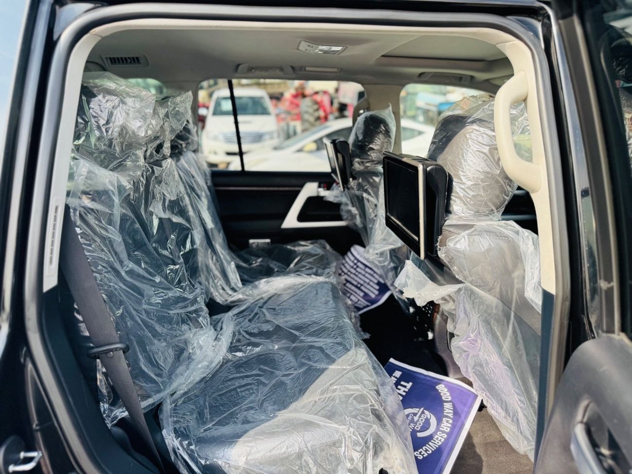 تويوتا لاند كروزر Sahara top of the range