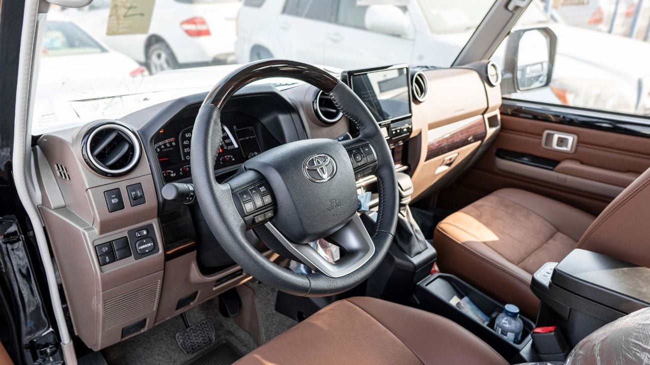 تويوتا لاند كروزر 70 2026 Toyota Land Cruiser LC76 2.8L AT Diesel (Black-Brown)
