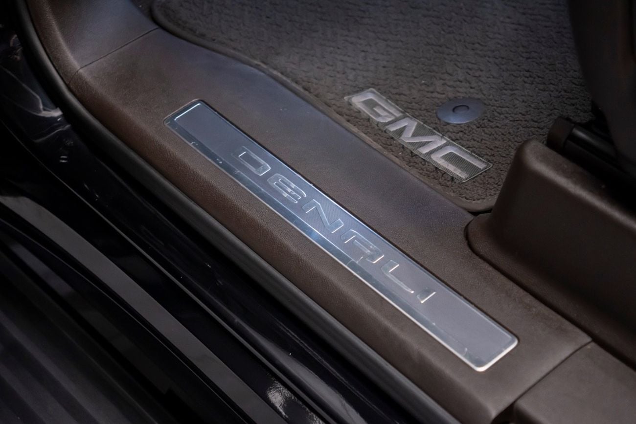 GMC Yukon Denali 6.2L (9 Seater)