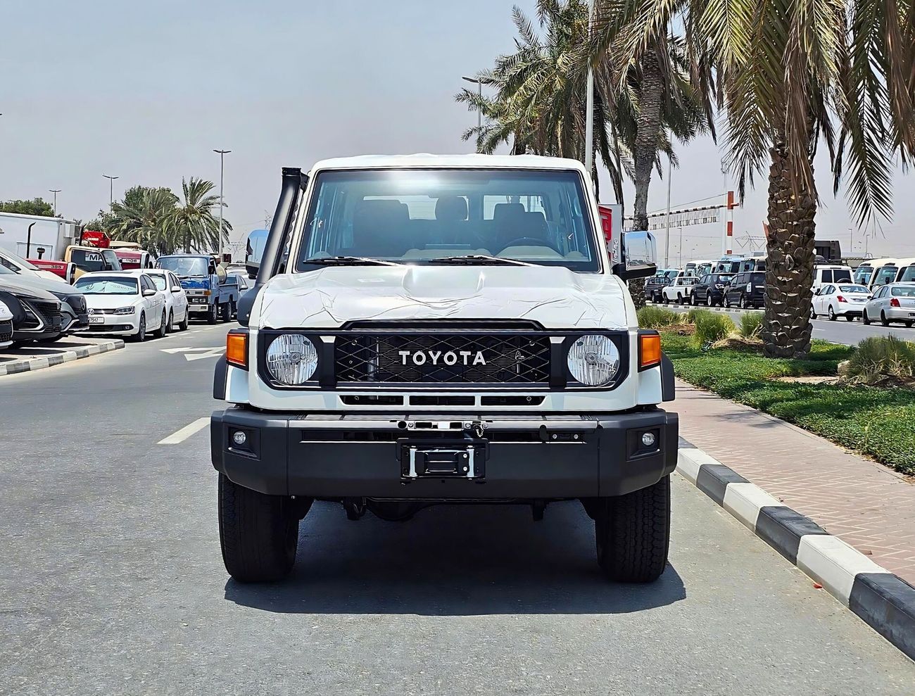 Toyota Land Cruiser 70 4.0L PETROL / AT / DIFF LOCK/ WINCH SNORKEL / FULL OPTION (CODE # 68001)