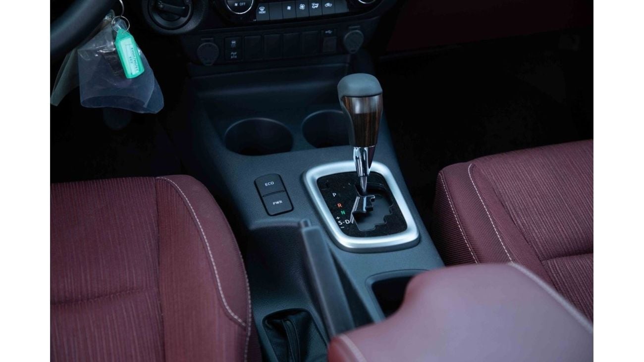 Toyota Hilux 2023 Toyota Hilux 4x4 DC 2.4 HI - Pearl White inside Maroon