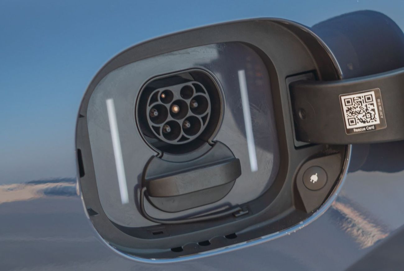 Mercedes-Benz EQS 450+ Premium + gcc car full option low mil