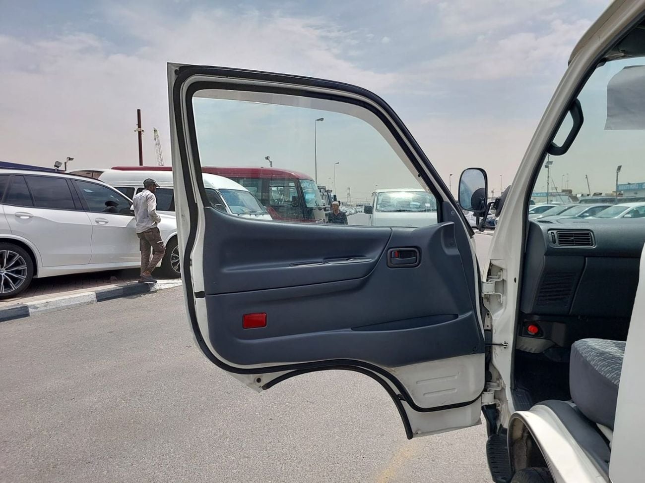 Toyota Hiace TOYOTA HIACE COMMUTER VAN RHD 2001 MODEL 3.0 L DIESEL AUTOMATIC(PM02185)