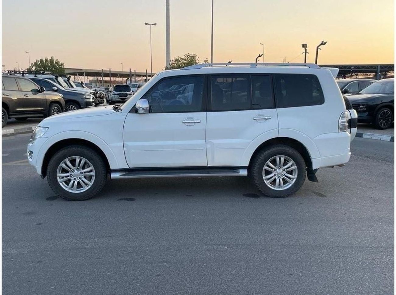 ميتسوبيشي باجيرو Diesel 3.2 Liter Right Hand Drive Automatic 7 Seater Leather sea