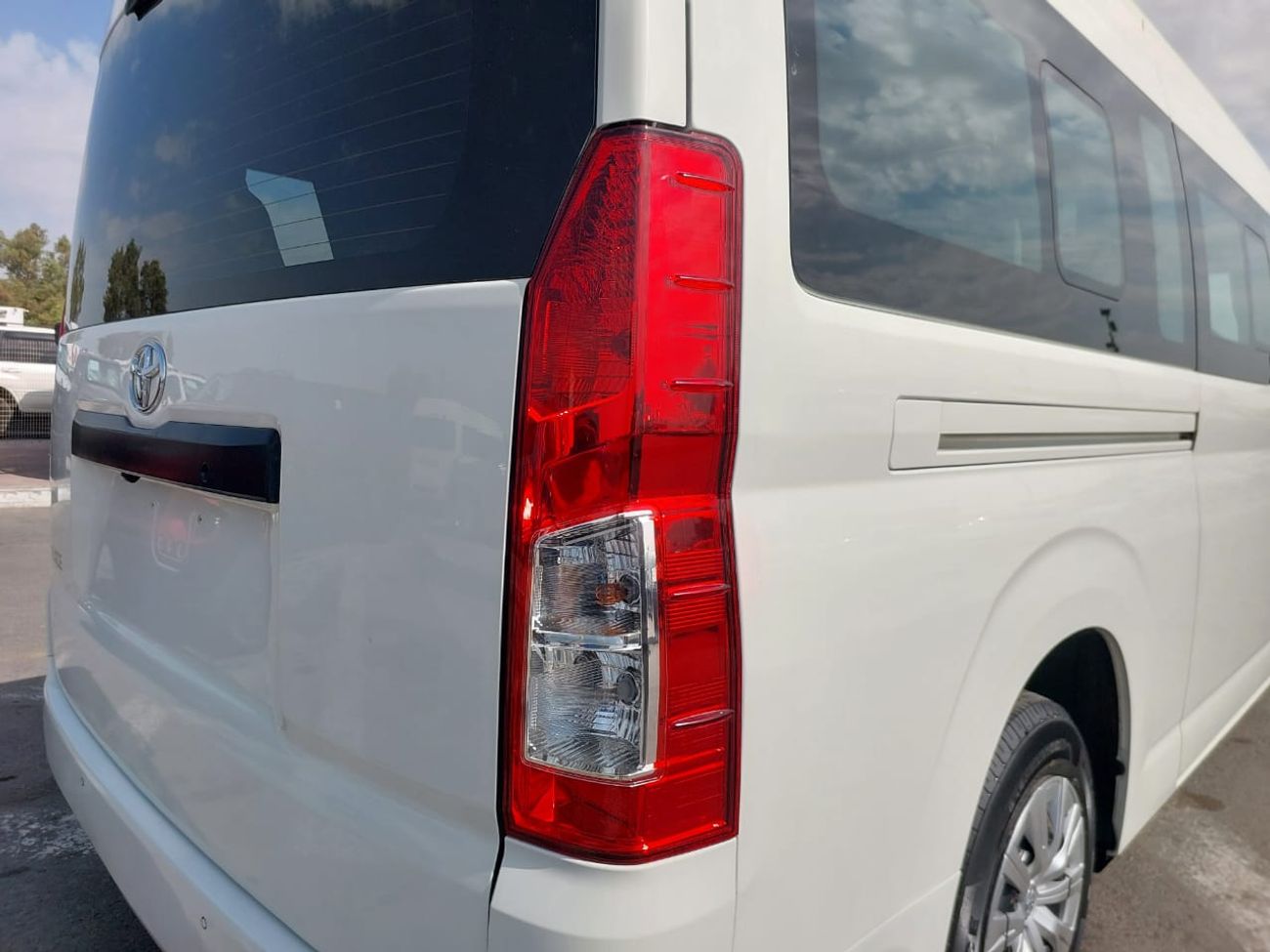 Toyota Hiace TOYOTA HIACE COMMUTER VAN RHD 2019 MODEL 2.8L DIESEL AUTOMATIC(PM01596)