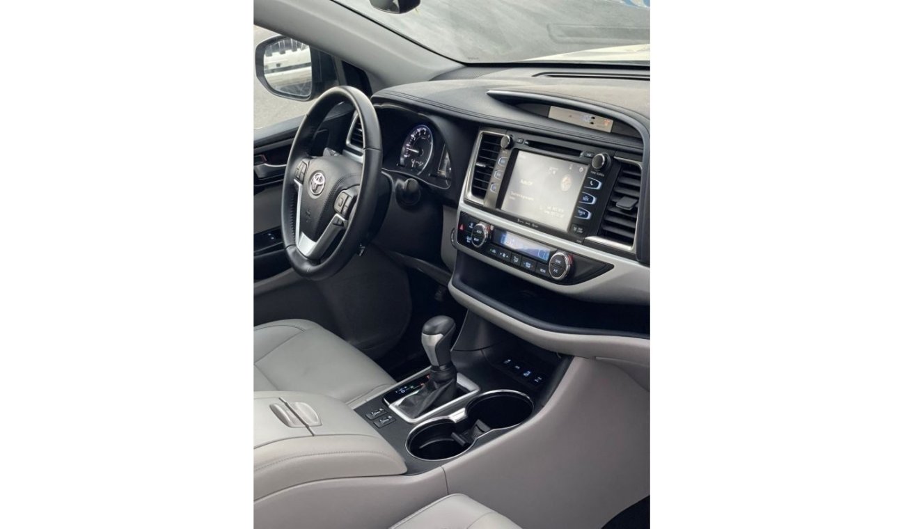 تويوتا هايلاندر 2019 Toyota Highlander XLE AWD 4X4 3.5L V6 - FULL OPTION  - UAE PASS