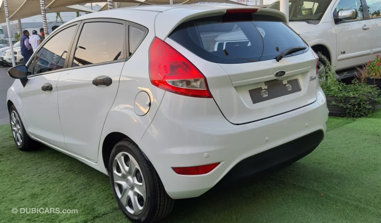 Ford Fiesta Gulf - No. 2 - without accidents - alloy wheels - rear spoiler - cruise control in excellent conditi